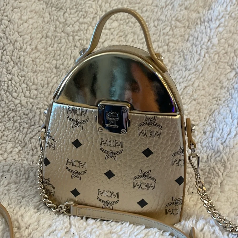 MCM Stark Pushlock Cluth in Visetos - Picture 2 of 9